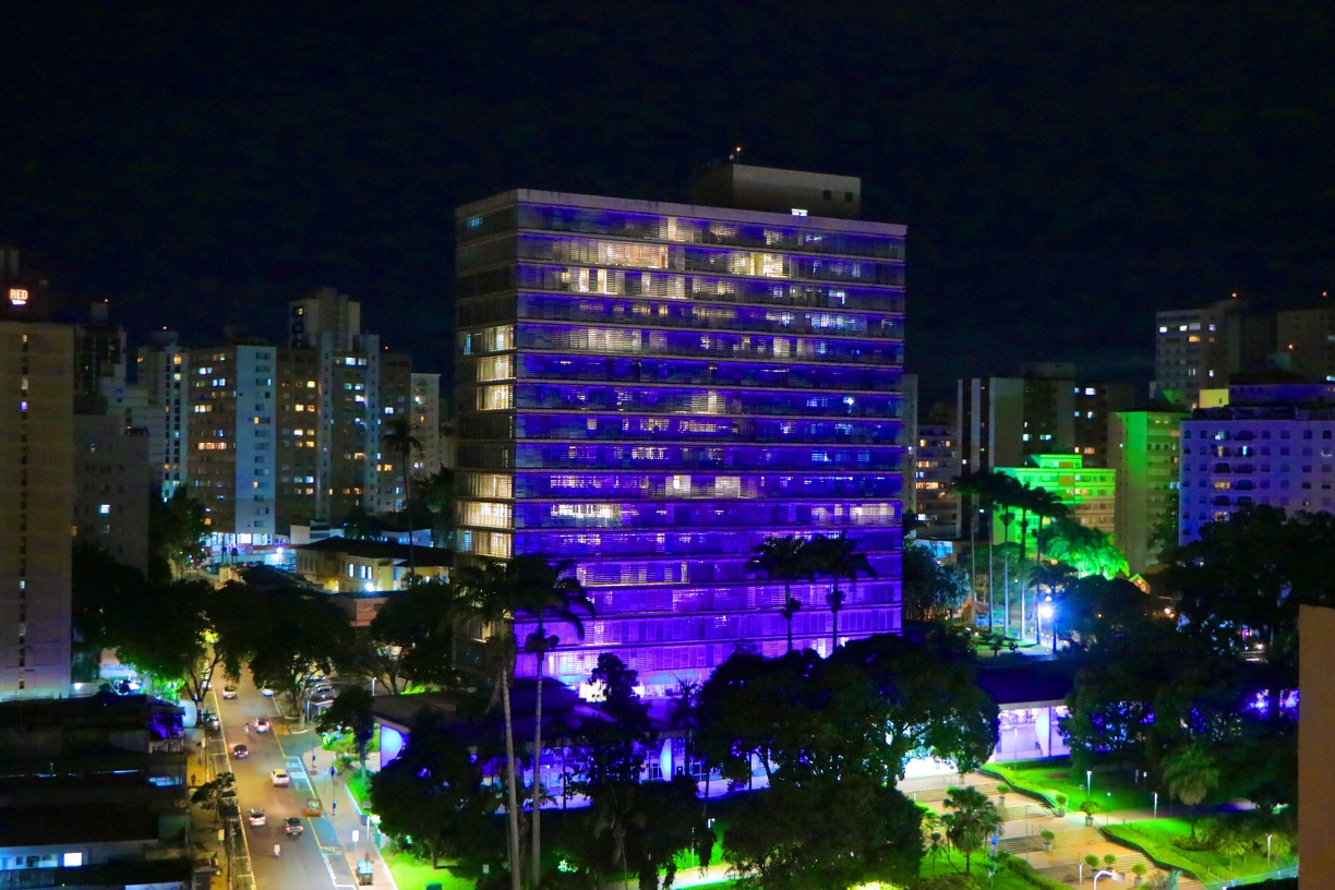 Iluminação em azul do prédio da Prefeitura mostra o engajamento de Campinas na campanha e o apoio às pessoas com Síndrome de Angelman e suas famílias