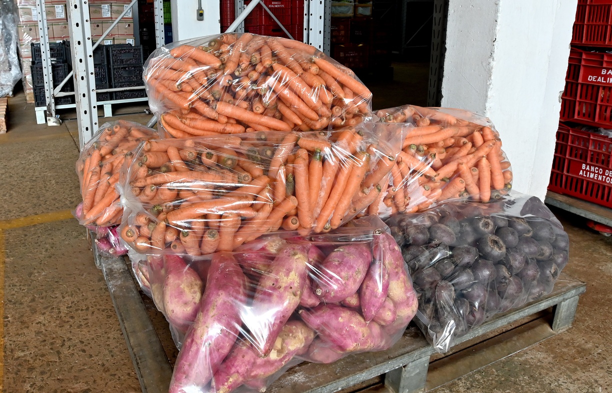 Frutas e legumes próprios para consumo alimentam pessoas em situação de vulnerabilidade social 