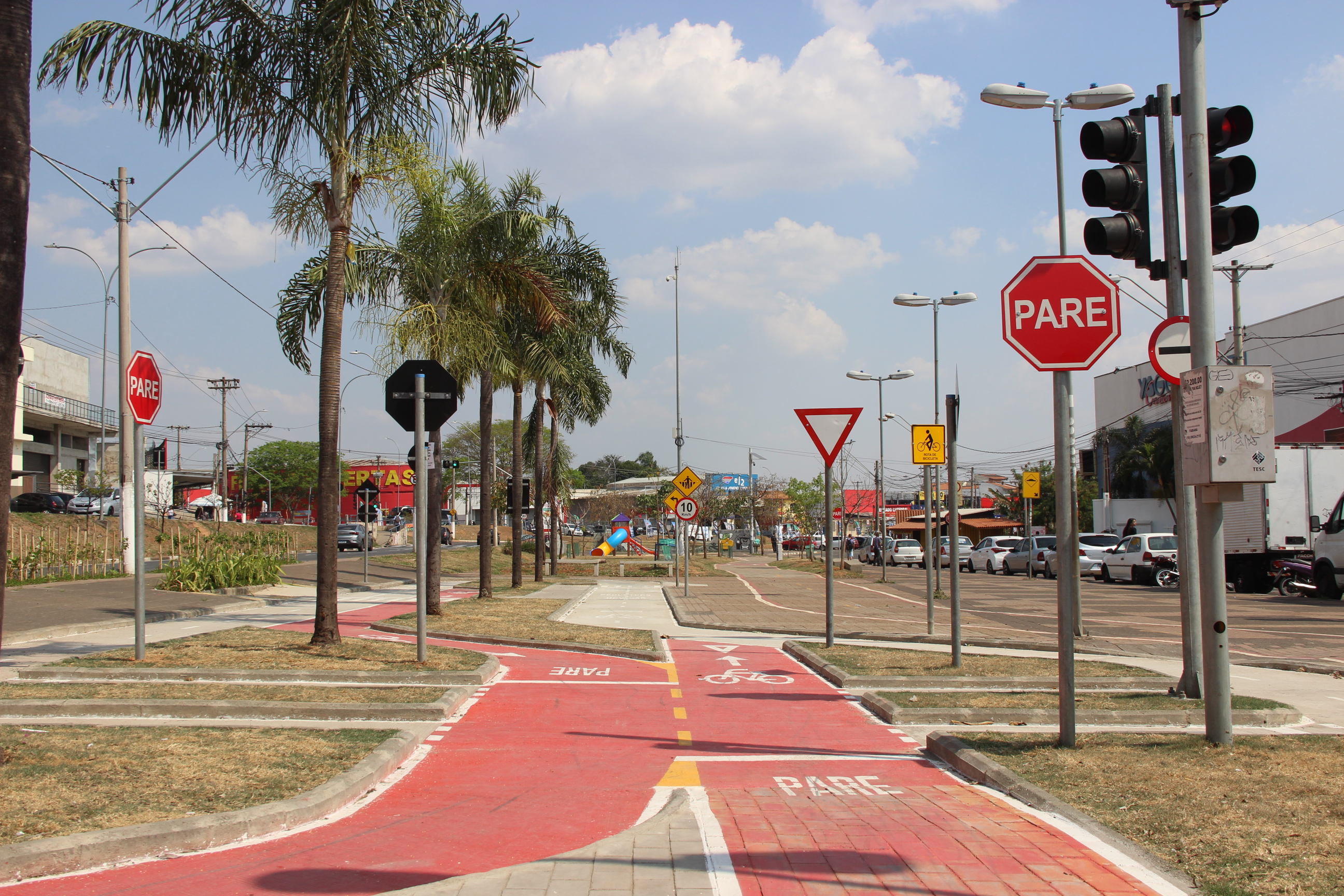 Espaço conta com faixa de pedestres, ciclovia, pontos de ônibus e semáforos
