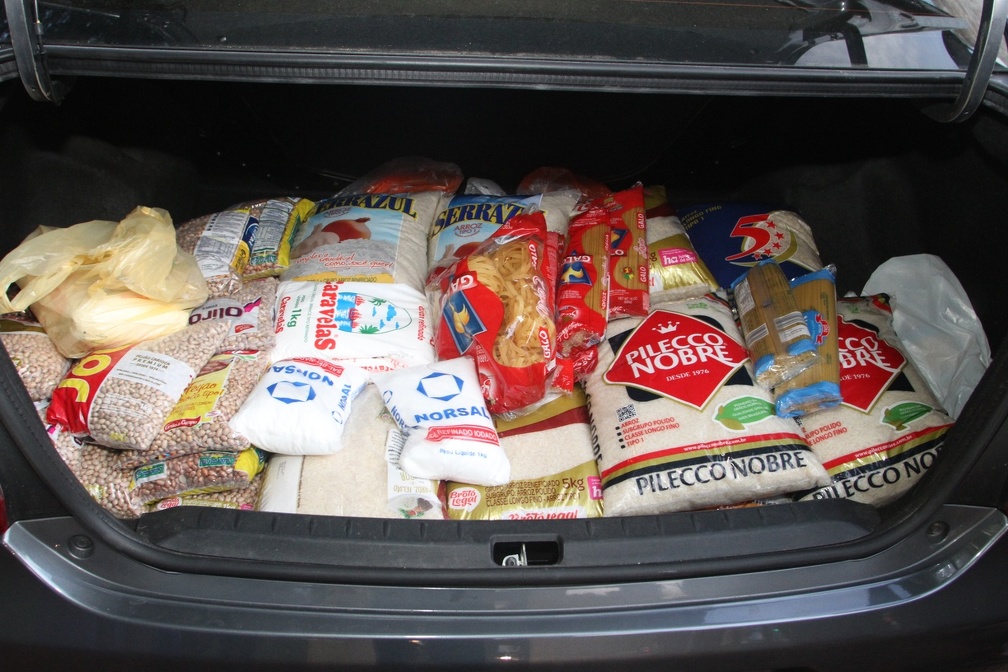 Devem ser doados alimentos não perecíveis em embalagens fechadas, evitando itens próximos do vencimento