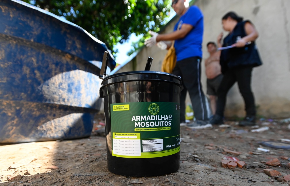 Armadilhas são usadas em pontos estratégicos para reduzir a reprodução do mosquito Aedes aegypti