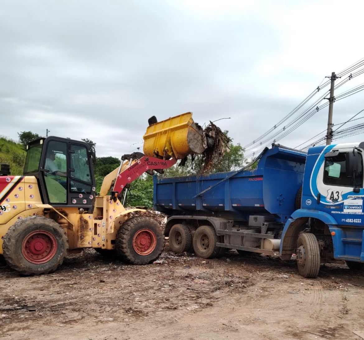 Para o trabalho, foram utilizados uma retroescavadeira e um caminhão