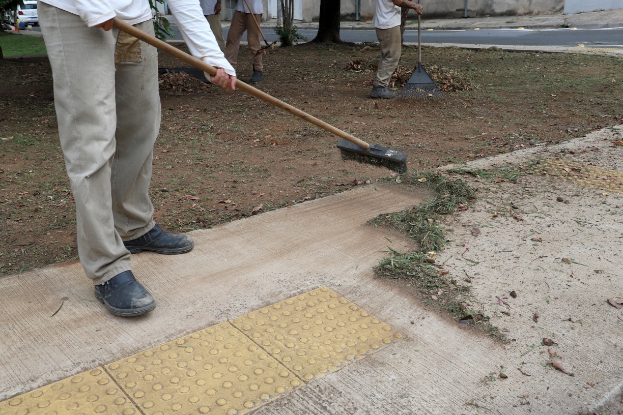 Limpeza continua nos próximos dias em vias e áreas verdes