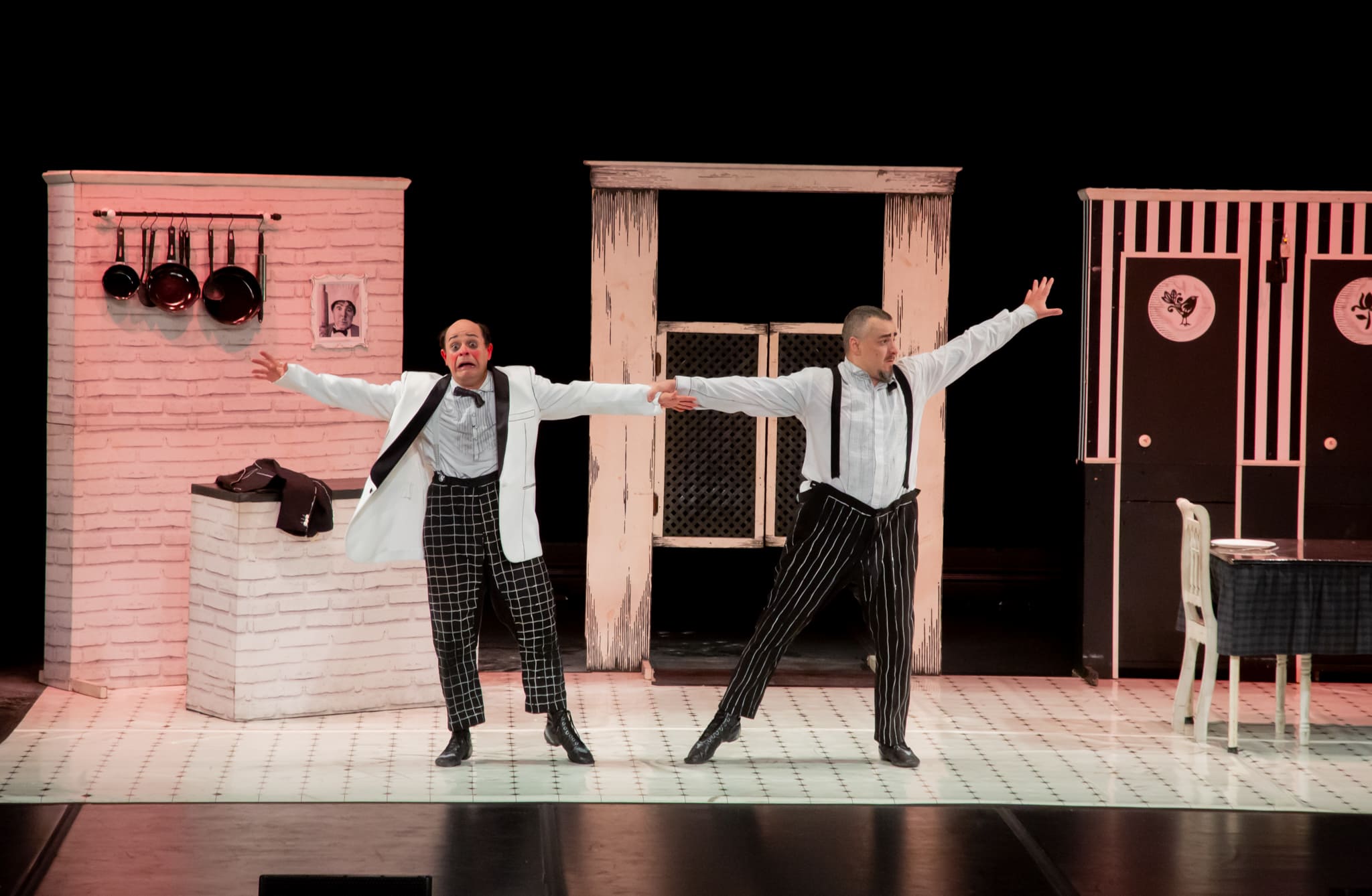 "La Trattoria" tem cenas com jogos corporais, gestos exagerados e situações inusitadas 