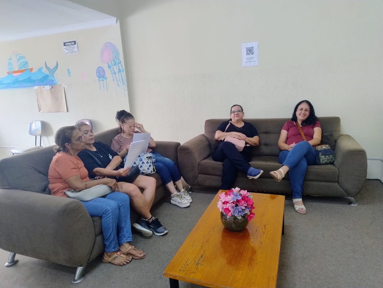 Participantes da feira aguardando para fazer o recadastro