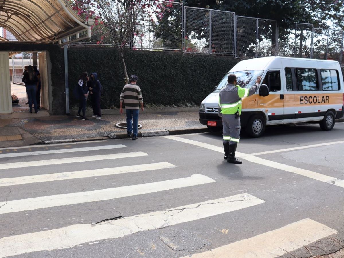 Orientar a travessia de alunos e pais nos locais seguros será uma das ações executadas