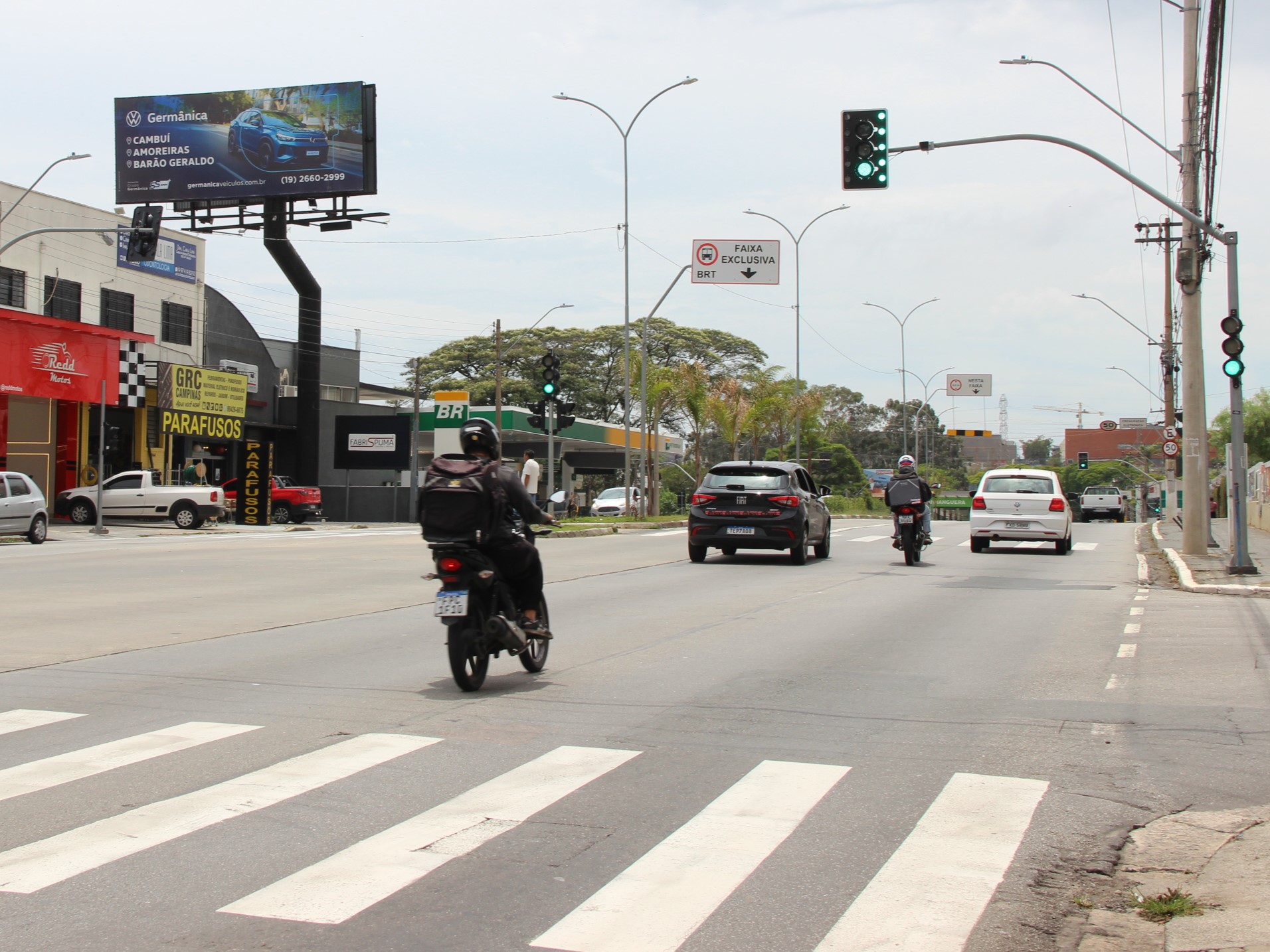 A previsibilidade da mudança dos sinais auxilia condutores e pedestres, ampliando a segurança em ambos os casos