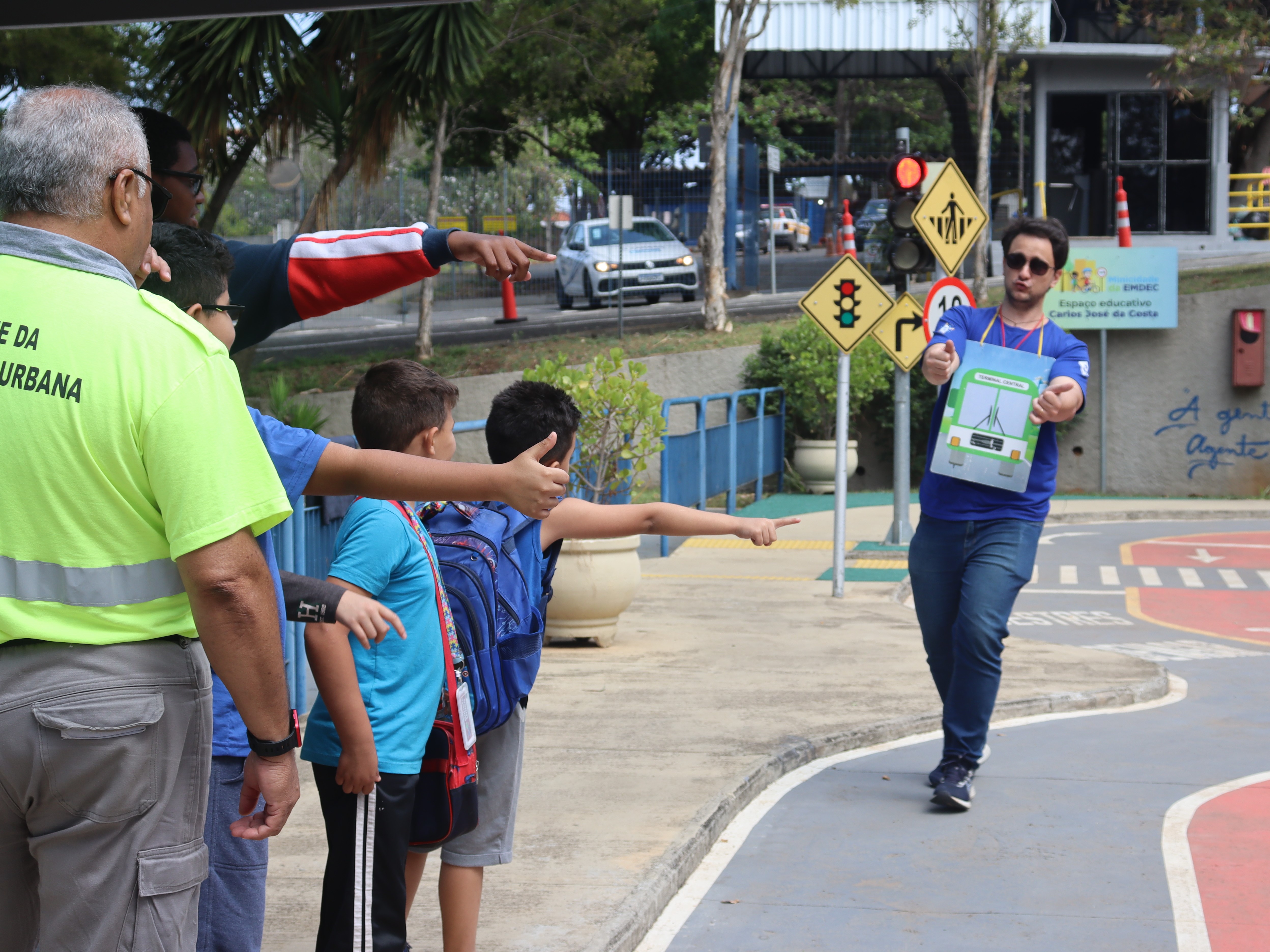 Crianças da Adamcamp embarcam em ônibus imaginário durante atividade da Semob 2025