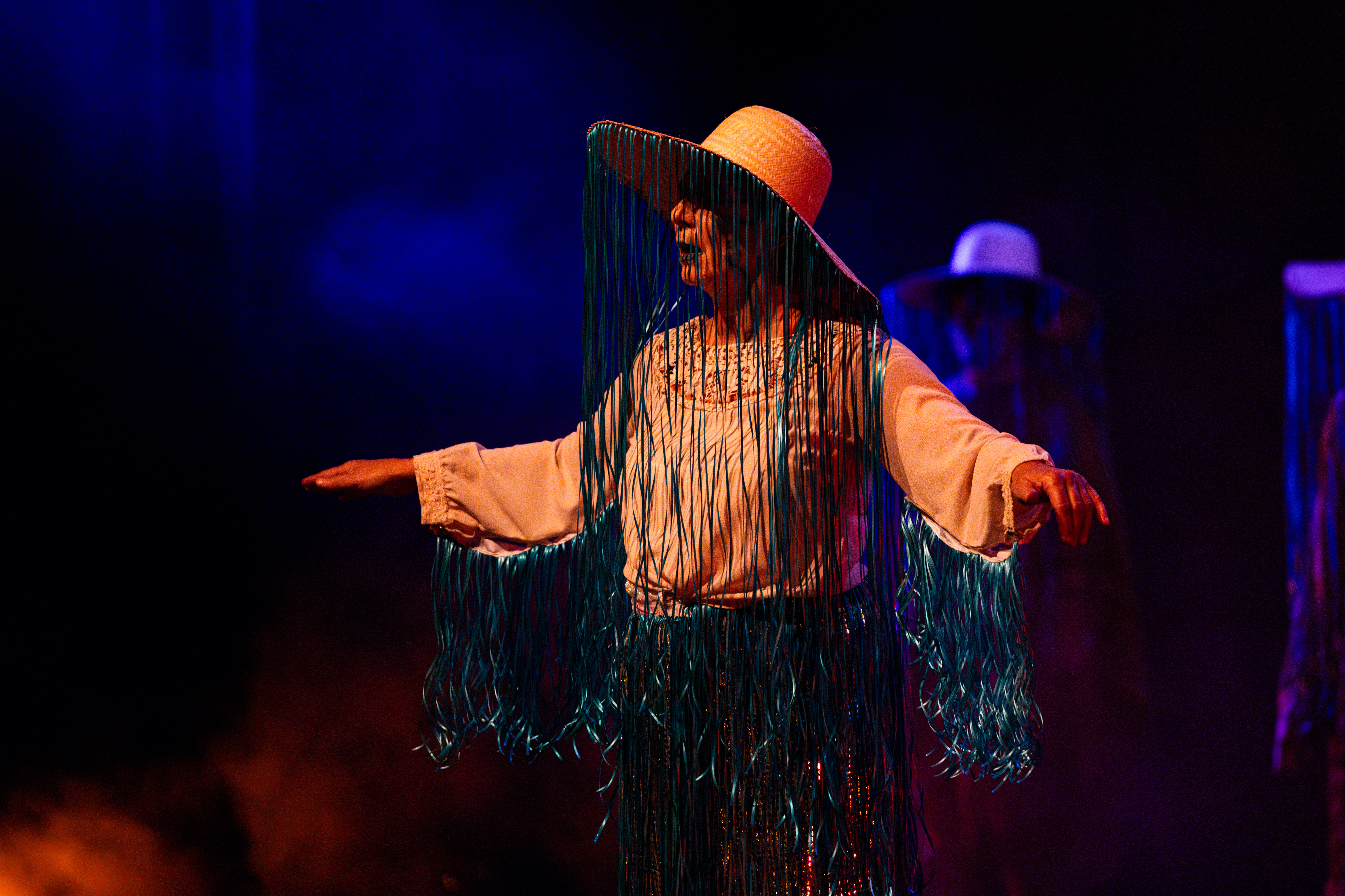 Personagens de festas populares, como o Festival Folclórico de Parintins, também estão presentes na montagem