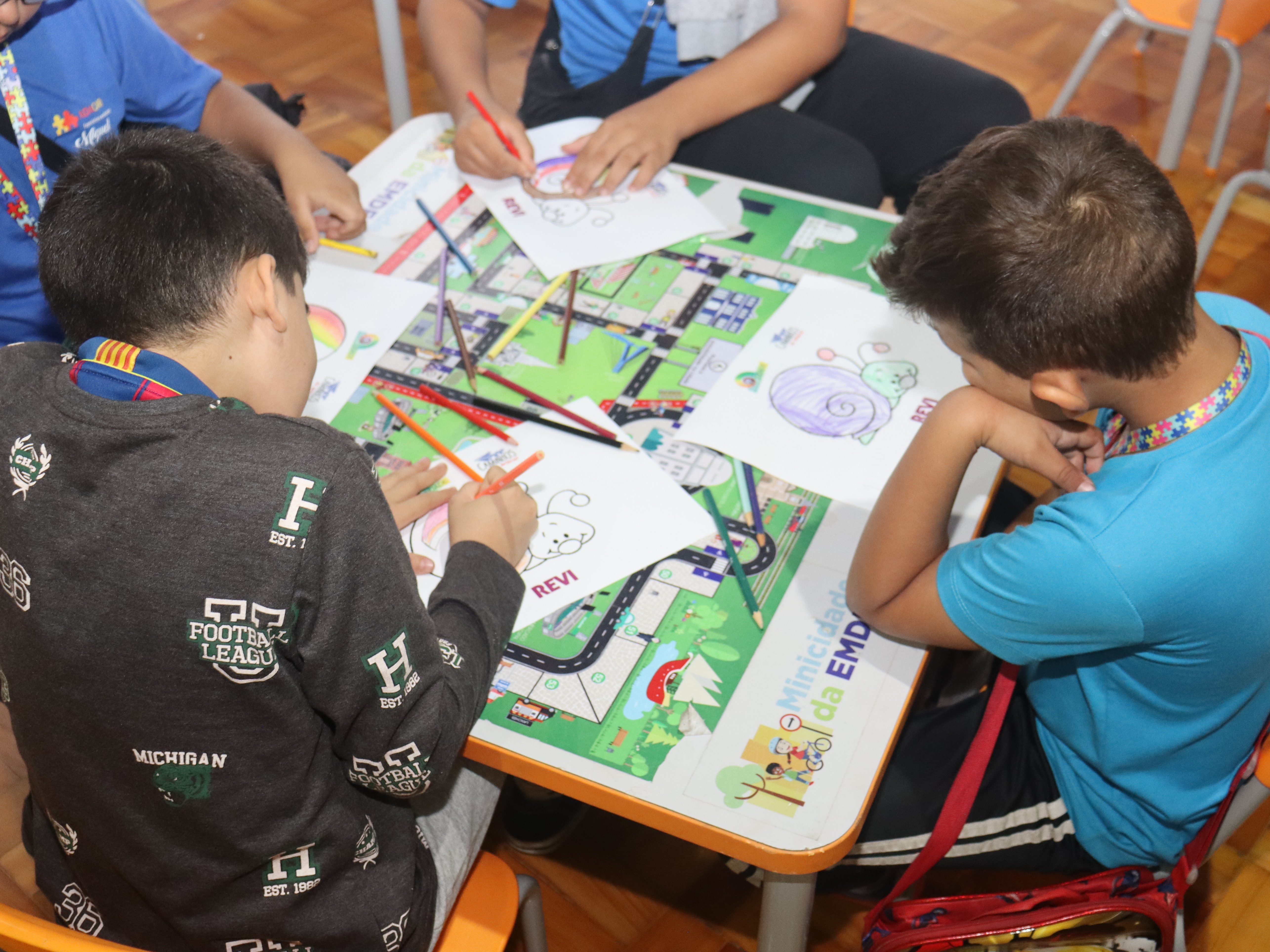 Durante a visita, os grupos estiveram no Centro Educativo da empresa, onde aprenderam sobre as diferenças entre meio urbano e rural, além do conceito de mobilidade urbana
