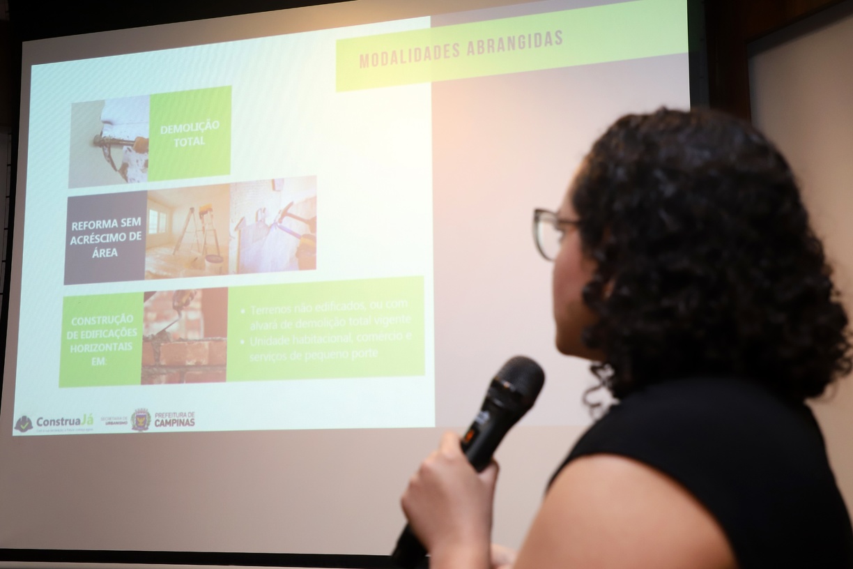 Os passos do programa estão sendo explicados pelos técnicos do Urbanismo