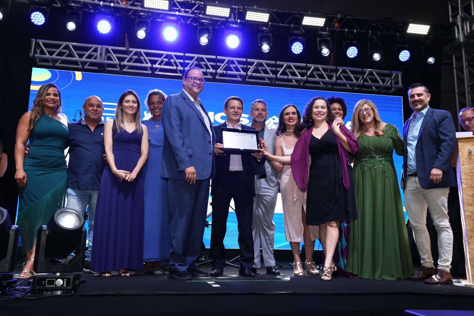 Presidente Manuelito Magalhães Júnior e equipe com o troféu