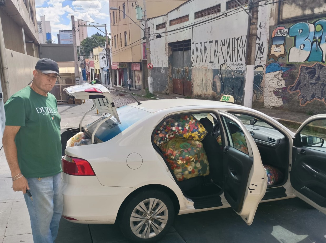 O taxista Cesar realizou gratuitamente três corridas para levar as tampinhas à Instituição 