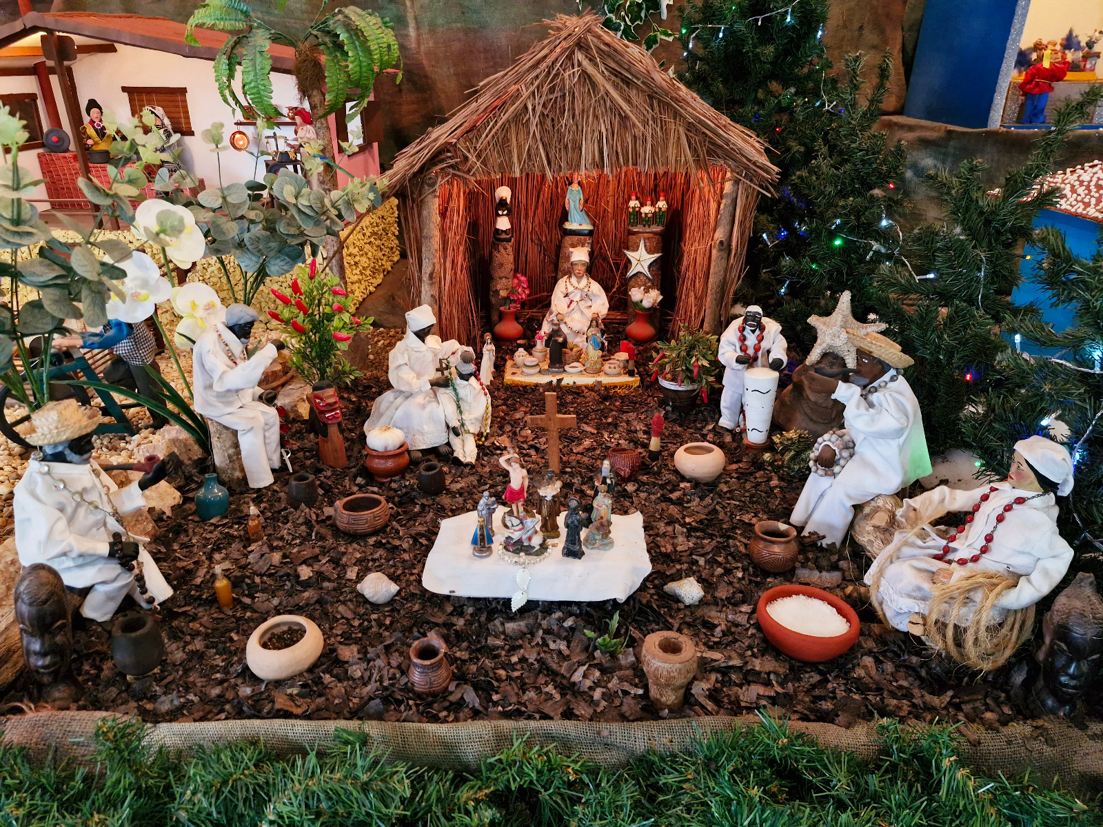 A montagem tem paisagens natalinas, figuras folclóricas de tradições brasileiras e de outros países, cenários urbanos e do campo