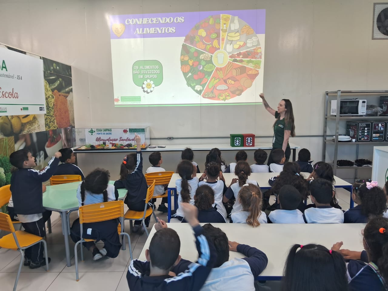 Crianças ouvem palestra, visitam o entreposto, recebem lanche saudável e ganham vasinhos, mudas e substrato para o plantio 