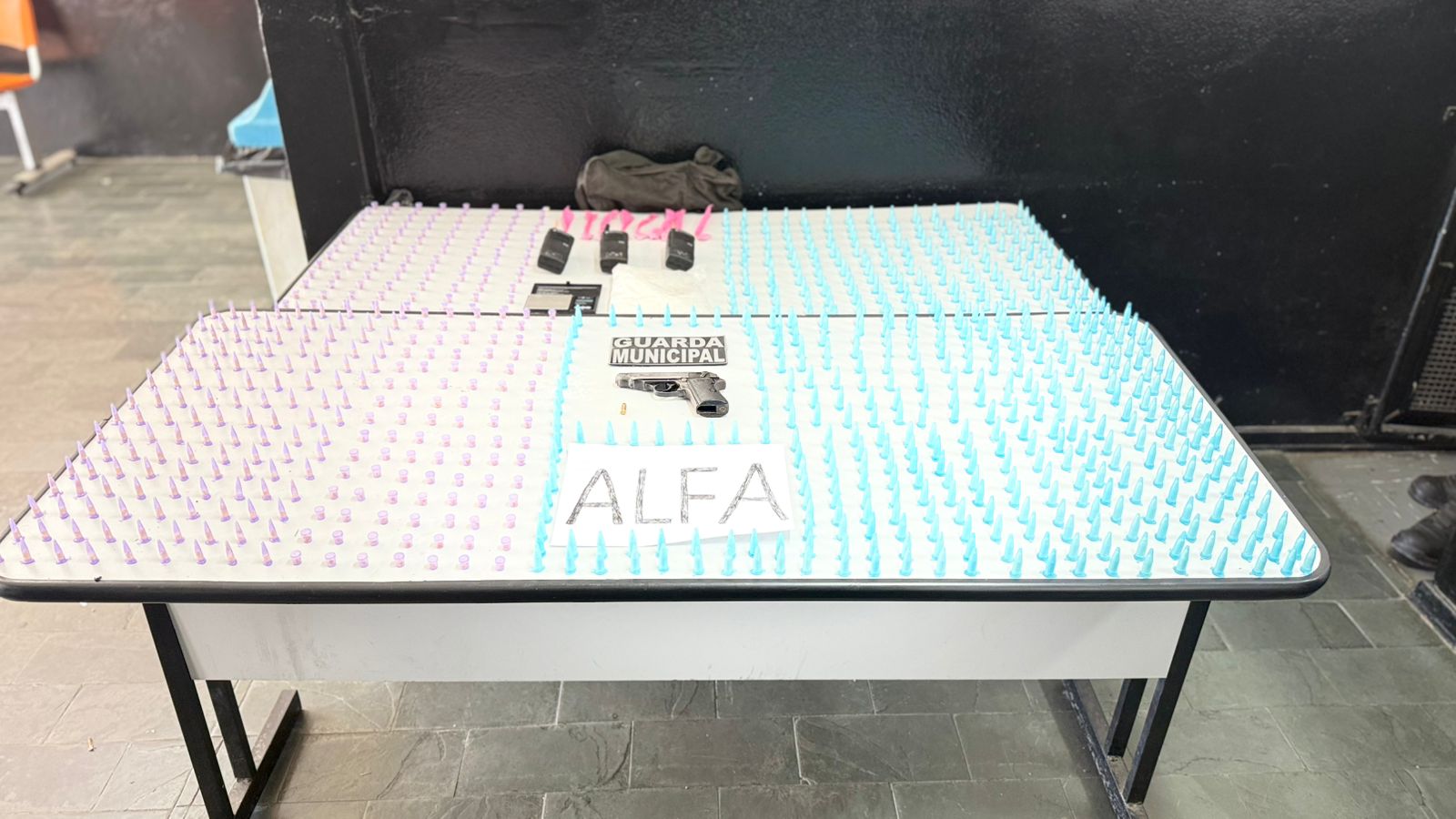 A ocorrência foi apresentada no 1º Distrito Policial, no Botafogo, onde o material encontrado foi apreendido