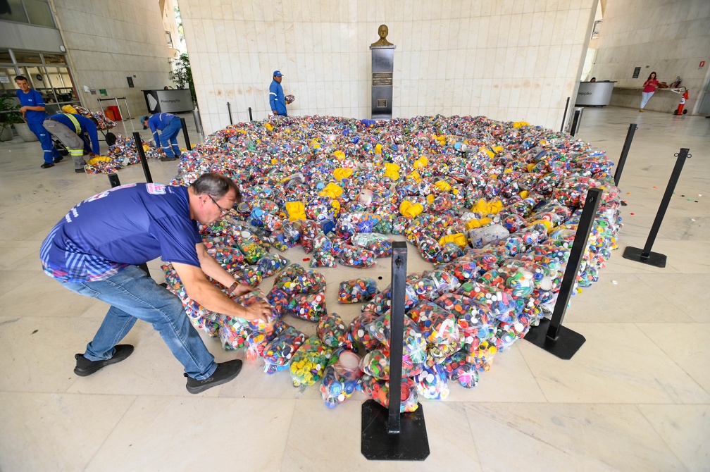 Parte do material arrecadado fica exposto até o dia 31 de outubro no saguão do Paço Municipal