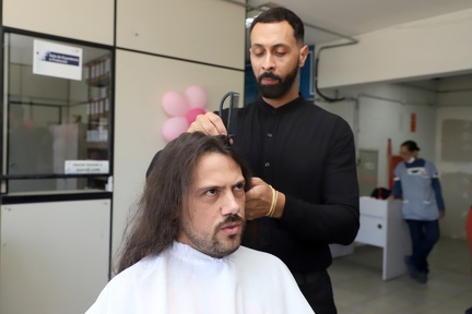 Os homens também doaram, cabelo, no caso de Denis, e tempo do cabeleireiro voluntário Adriano