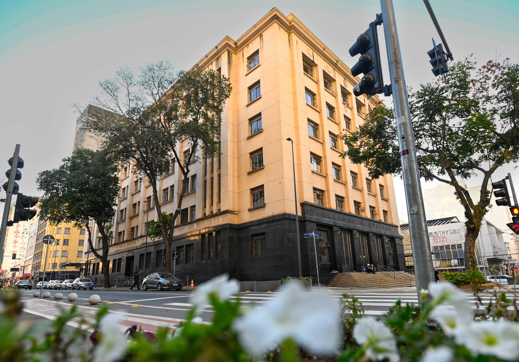 Em julho, as telas de proteção que cercavam o prédio foram retiradas, marcando uma nova etapa do restauro