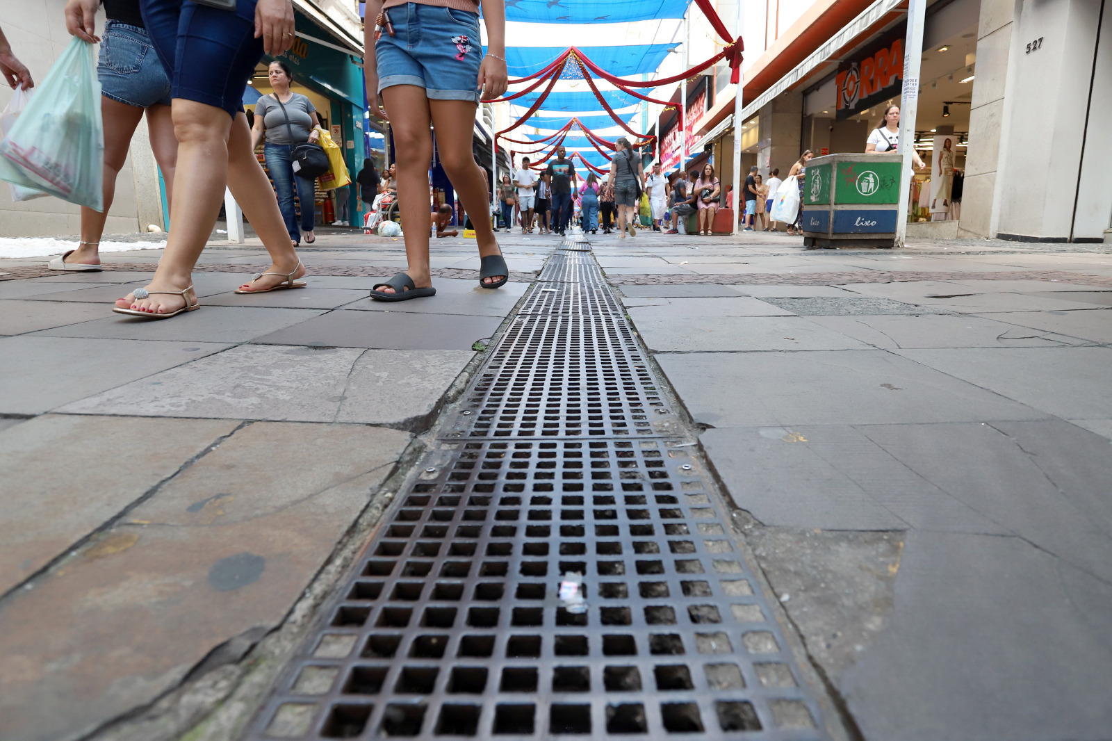 Com a troca do piso pelo modelo intertravado, grades usadas para drenagem, que atualmente se soltam, não serão mais usadas