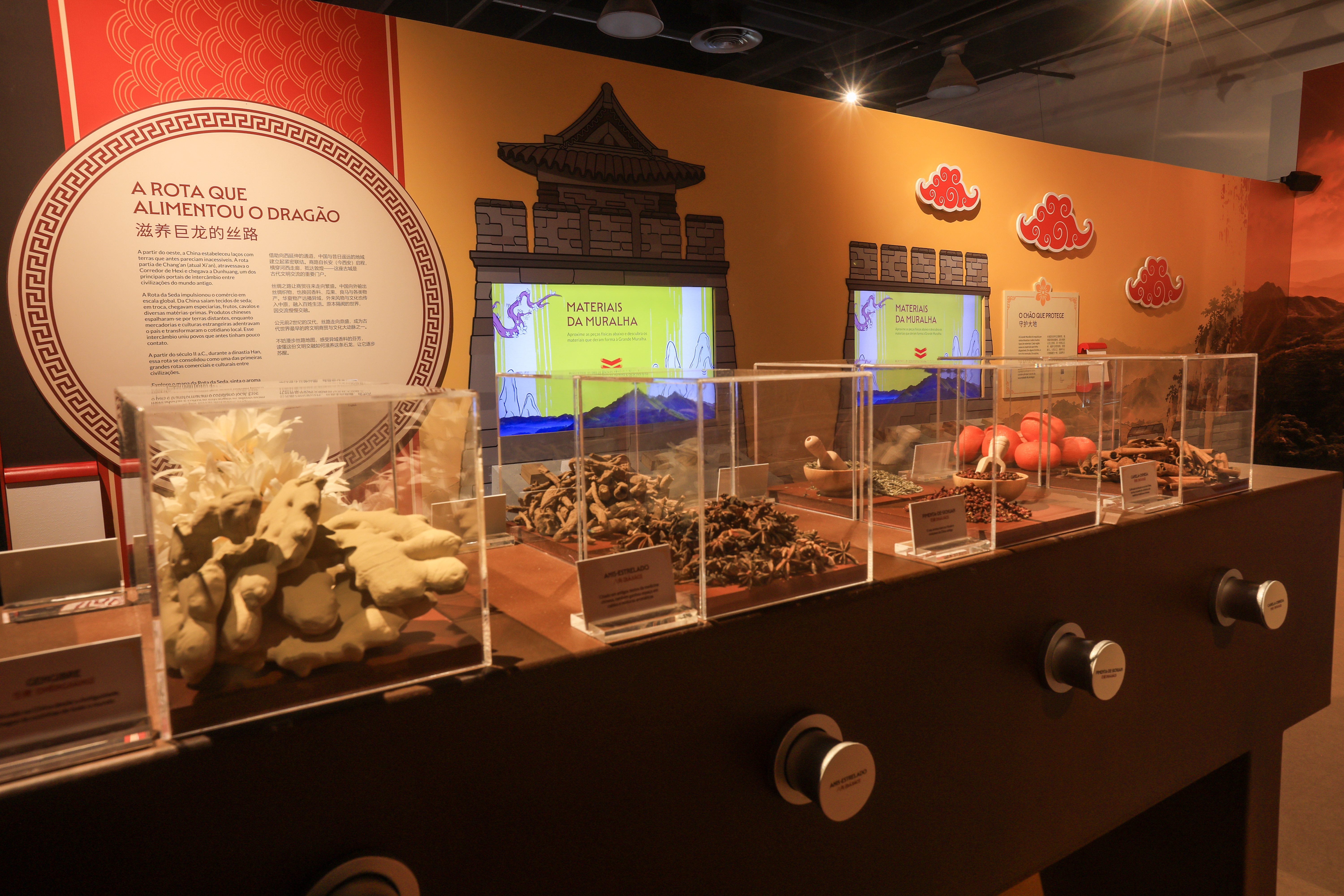 A mostra traz também uma dimensão tátil, com a possibilidade de observar e explorar os diversos materiais utilizados em diferentes momentos da história da China