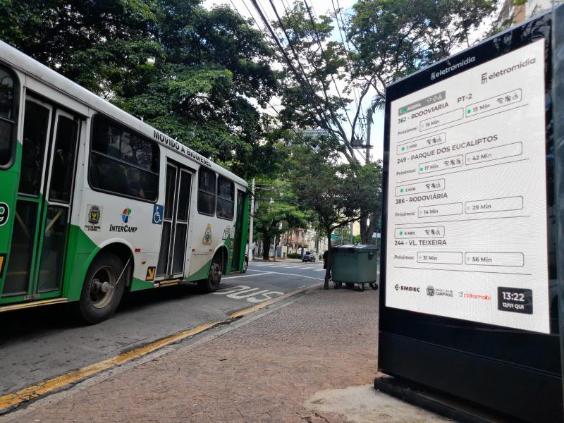 Painéis digitais estão localizados em abrigos novos que possuem assentos individuais, cobertura, iluminação em LED, acessibilidade e tomadas USB