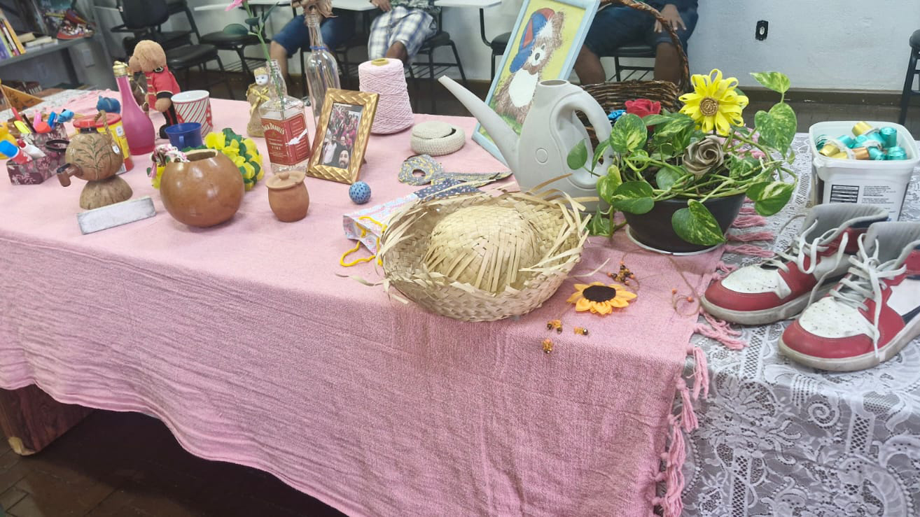 Objetos do cotidiano cumpriram o papel de evocar memórias, que foram compartilhadas em ambiente de respeito e cuidado