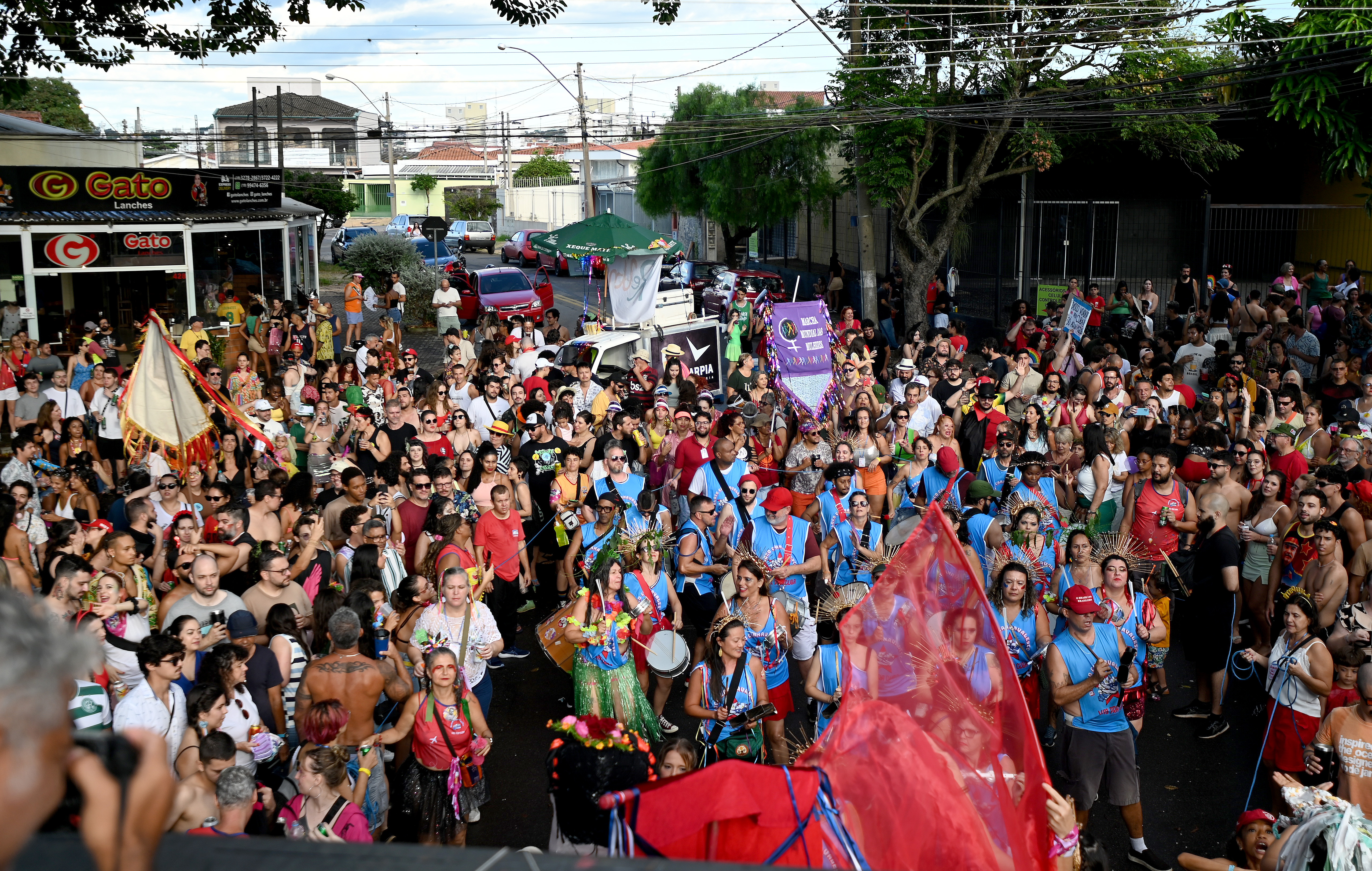 A proposta do Vai Pra Cuba combina irreverência, crítica social e valorização da cultura afro-brasileira e latino-americana