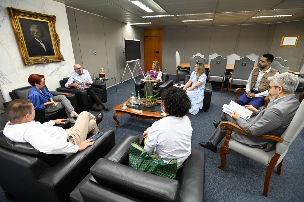 Prefeito Dário Saadi e secretários municipais receberam Andrezza Rosalém no gabinete 