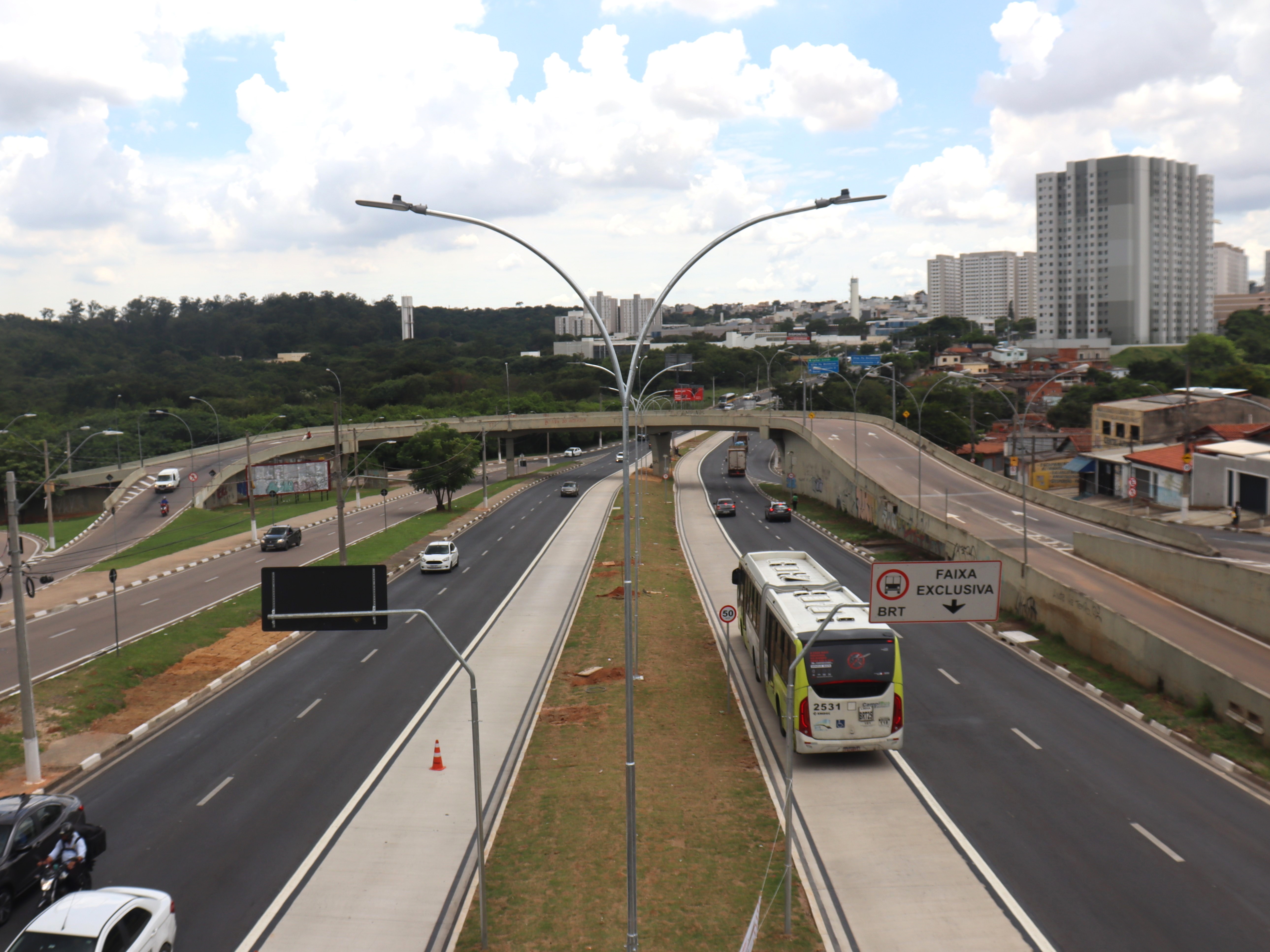 Fiscalização por câmeras e agentes em campo reforça respeito às vias de ônibus
