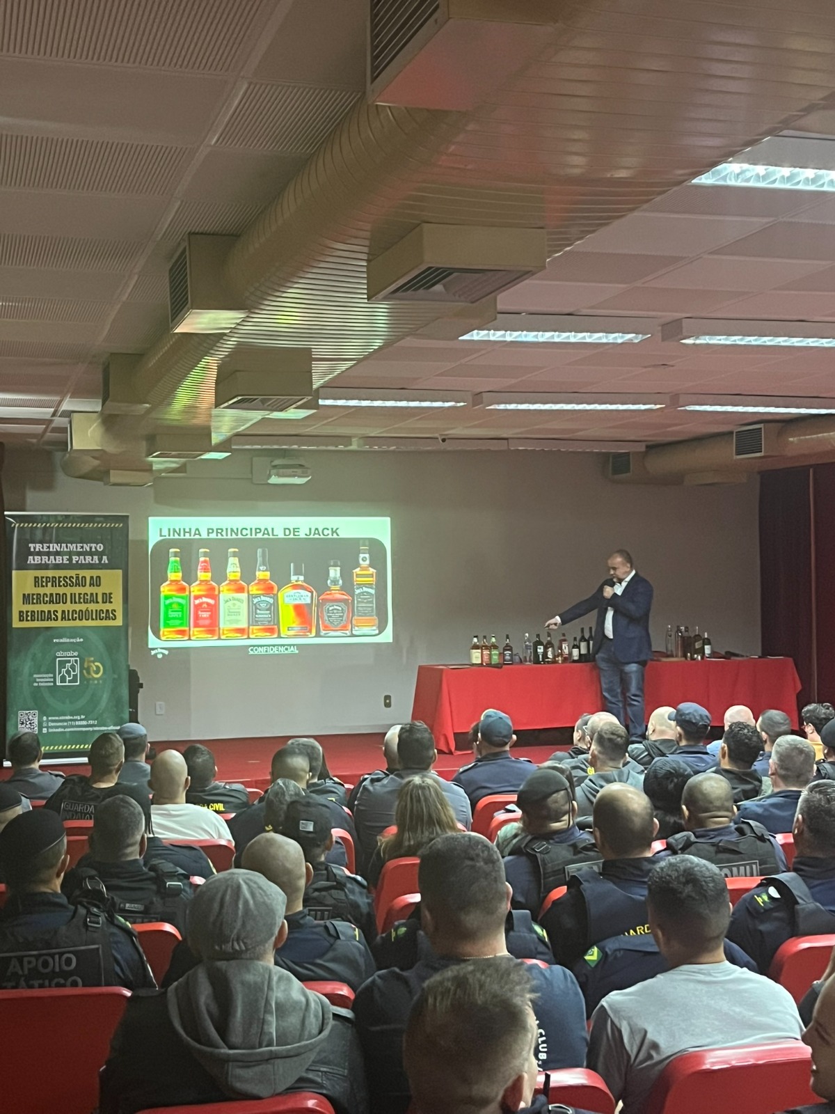 A fiscalização também resultou na detenção de 13 pessoas, apreensão de 48 tipos de produtos e interdição de 13 locais.