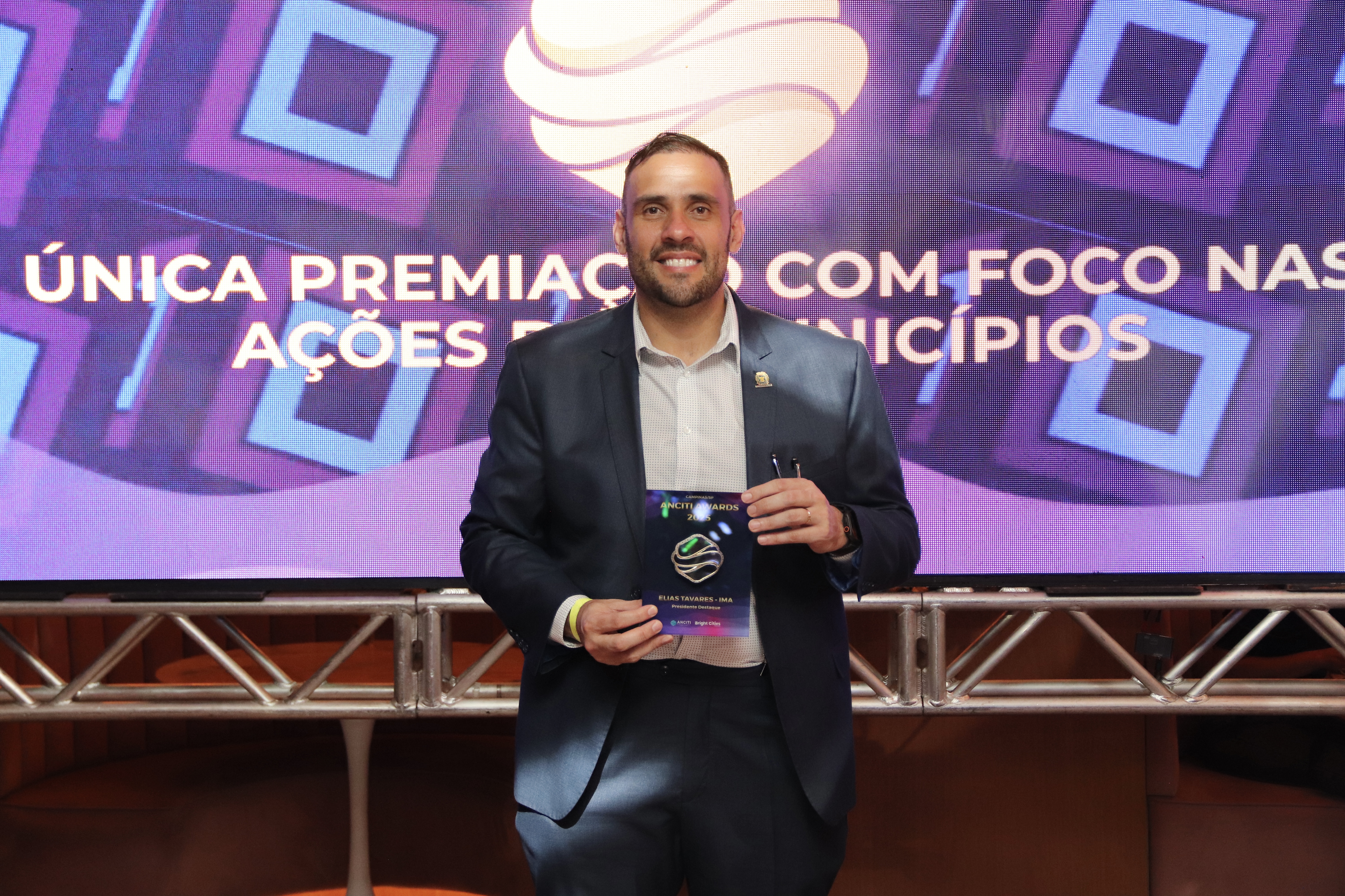 O Diretor Presidente da IMA, Elias Tavares, repreentou o prefeito Dário Saadi ao receber as premiações