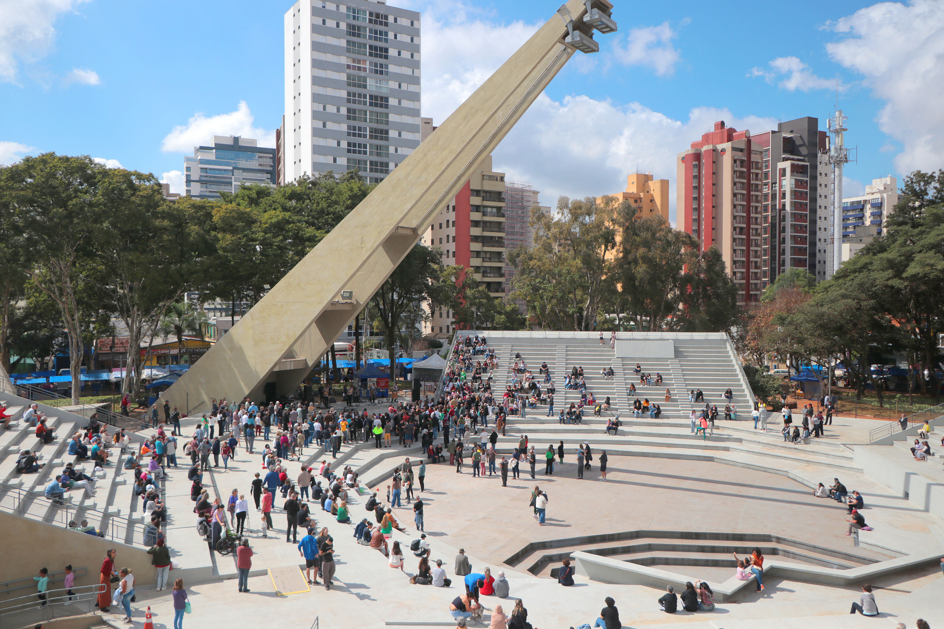 O Teatro é um espaço amplo, que pode ser frequentado para caminhadas e convivência