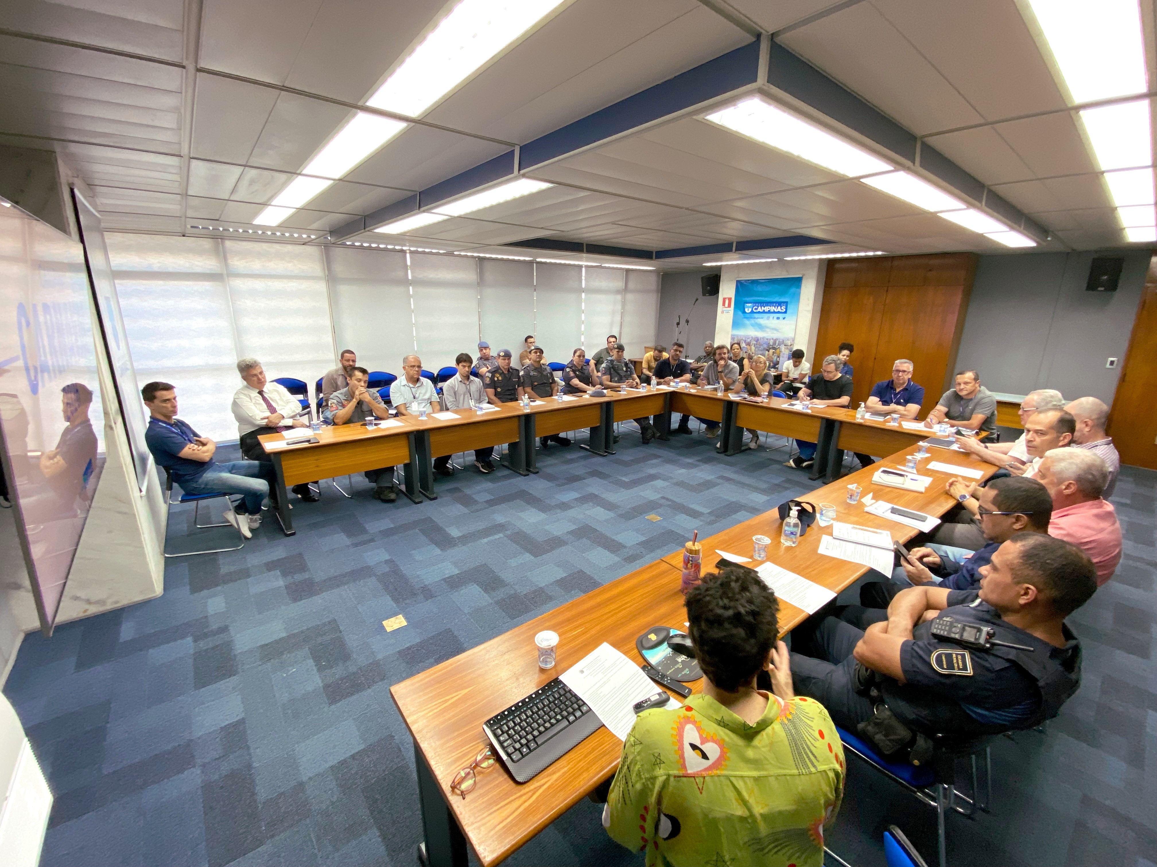Encontro reuniu representantes de diferentes secretarias e departamentos da Prefeitura e equipes de segurança