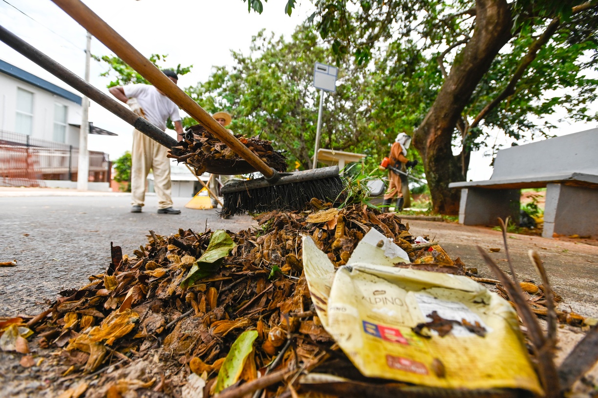 Equipe realizou varrição e limpeza de ruas 