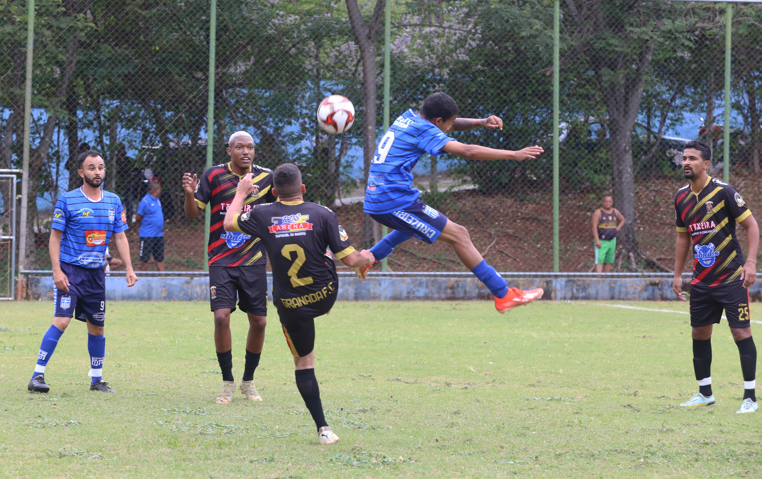 Lance disputado entre atletas do Granada FC e EC Cruzeirinho na Série Ouro de 2024; equipes voltam a campo na edição 2025