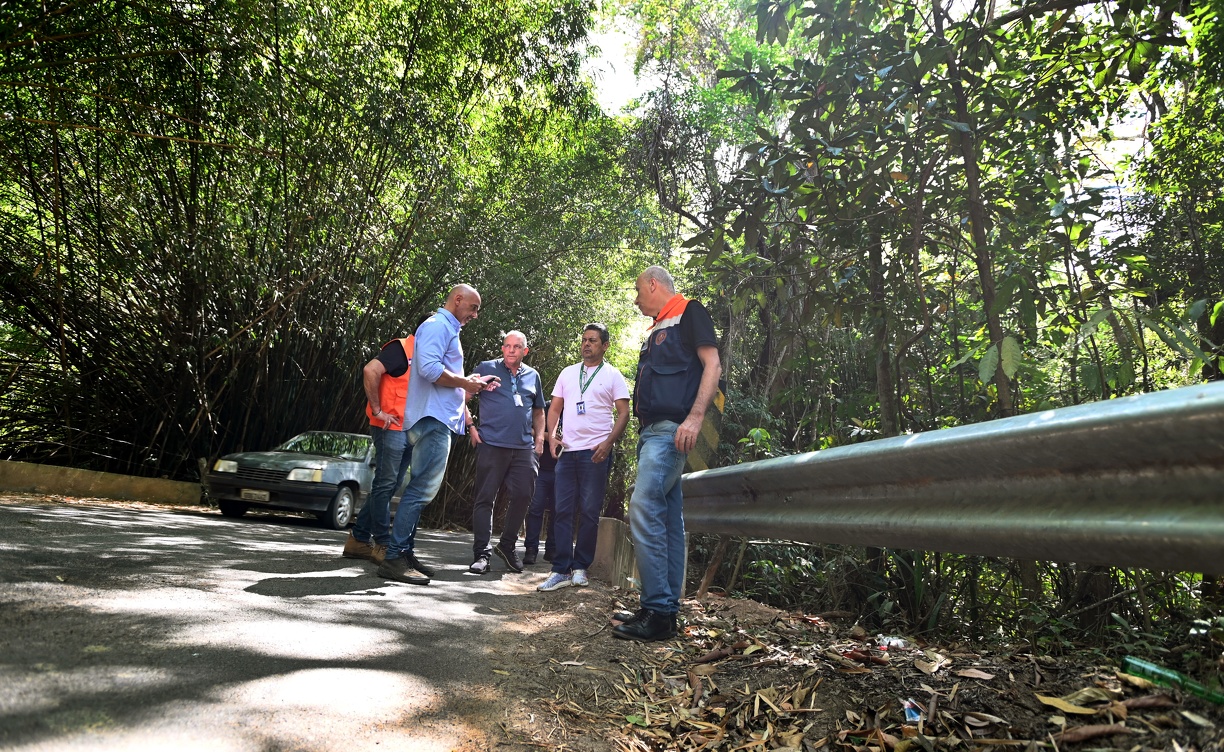 Colocação de defensas metálicas em via próxima ao Rio Atibaia, em Sousas, foi uma das ações preventivas realizadas neste ano 