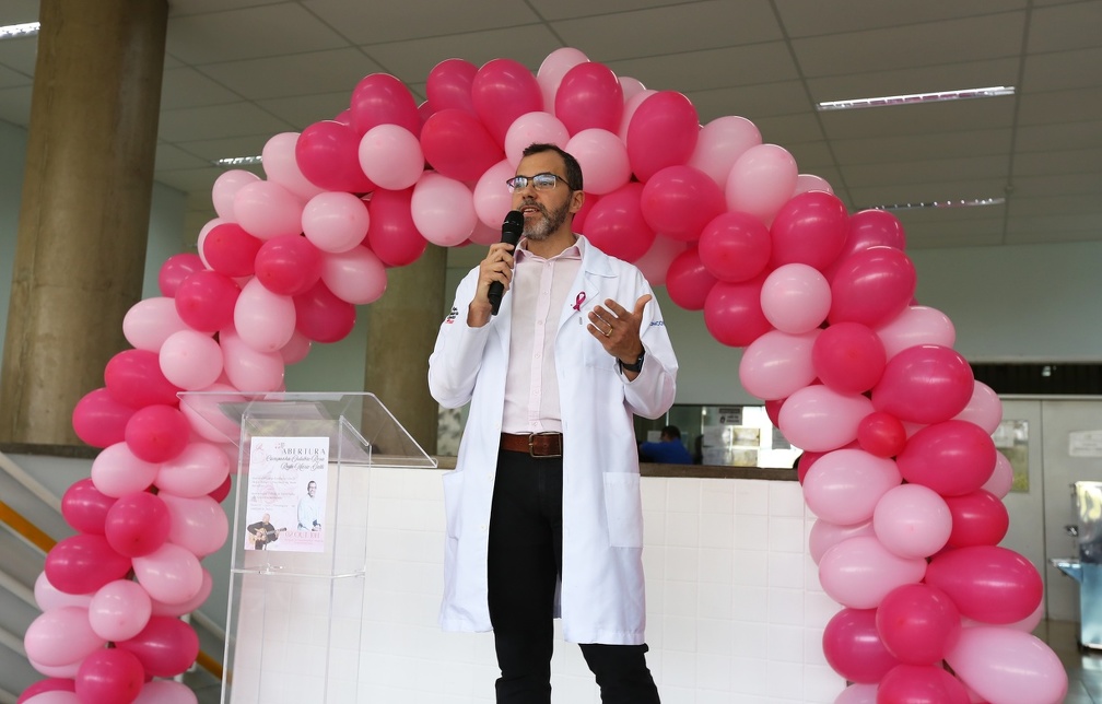 O médico oncologista Pedro Lassance conversou com os presentes sobre a prevenção do câncer de mama