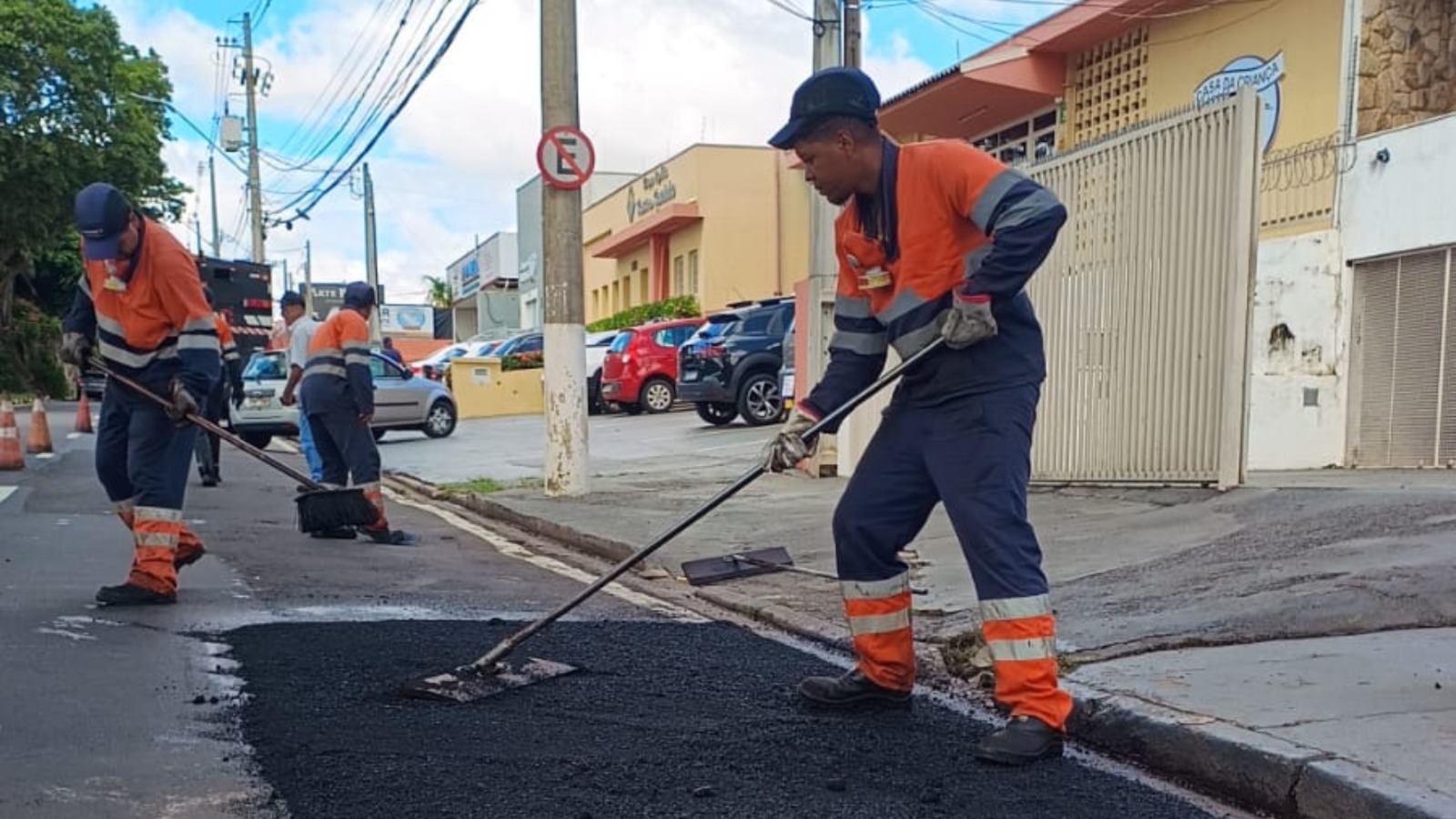 Conservação das vias é executada com aplicação de massa asfáltica