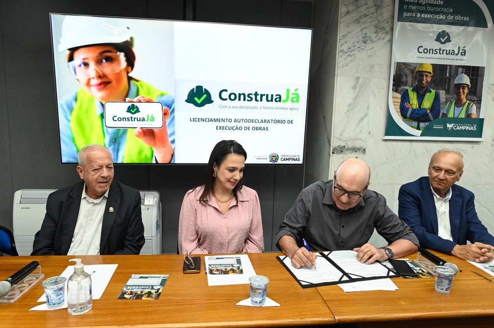 Prefeito Dário Saadi assina a nova lei: mais agilidade e menos burocracia para aprovação de obras