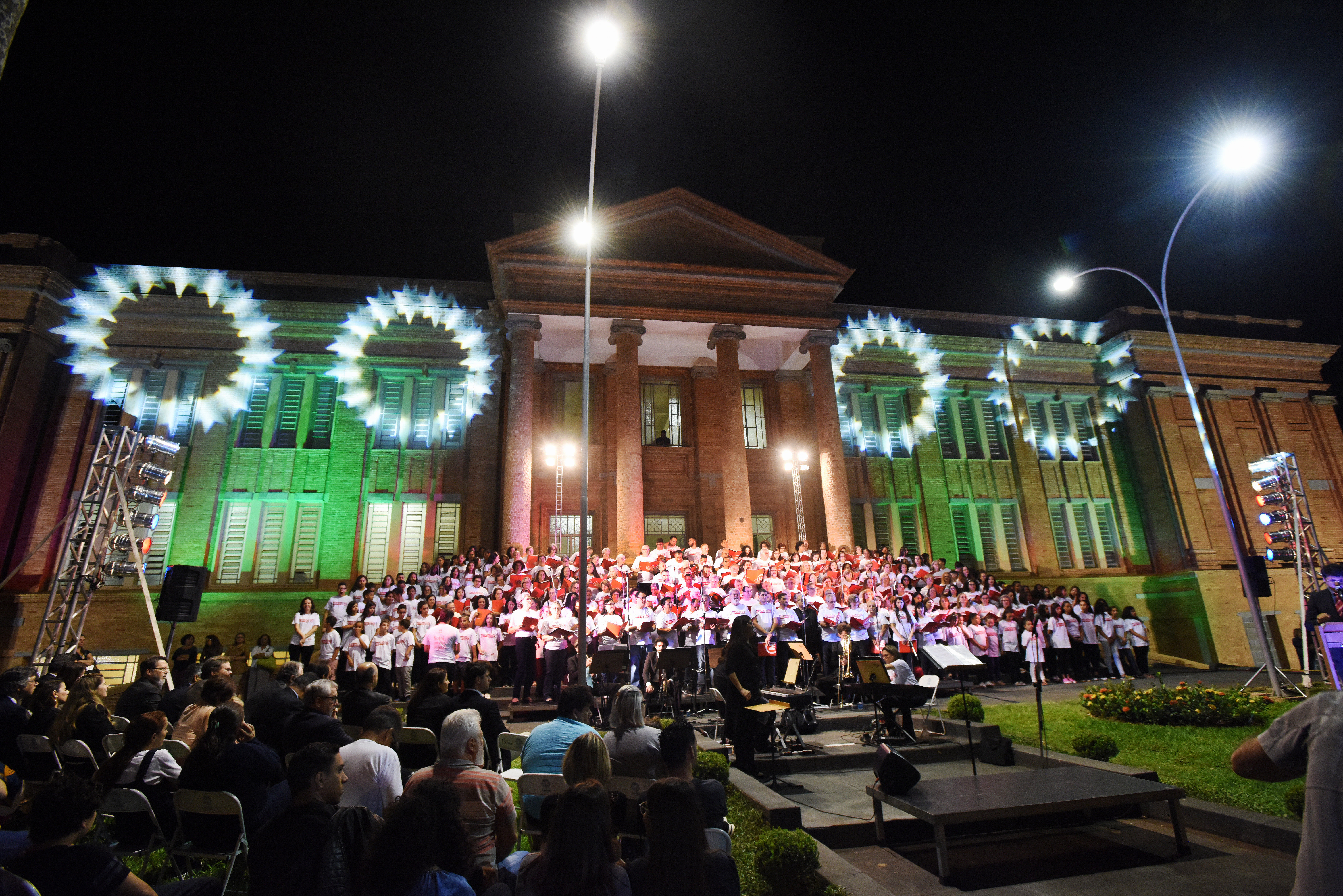 Espetáculo reúne centenas de pessoas unindo arte, cultura e fé