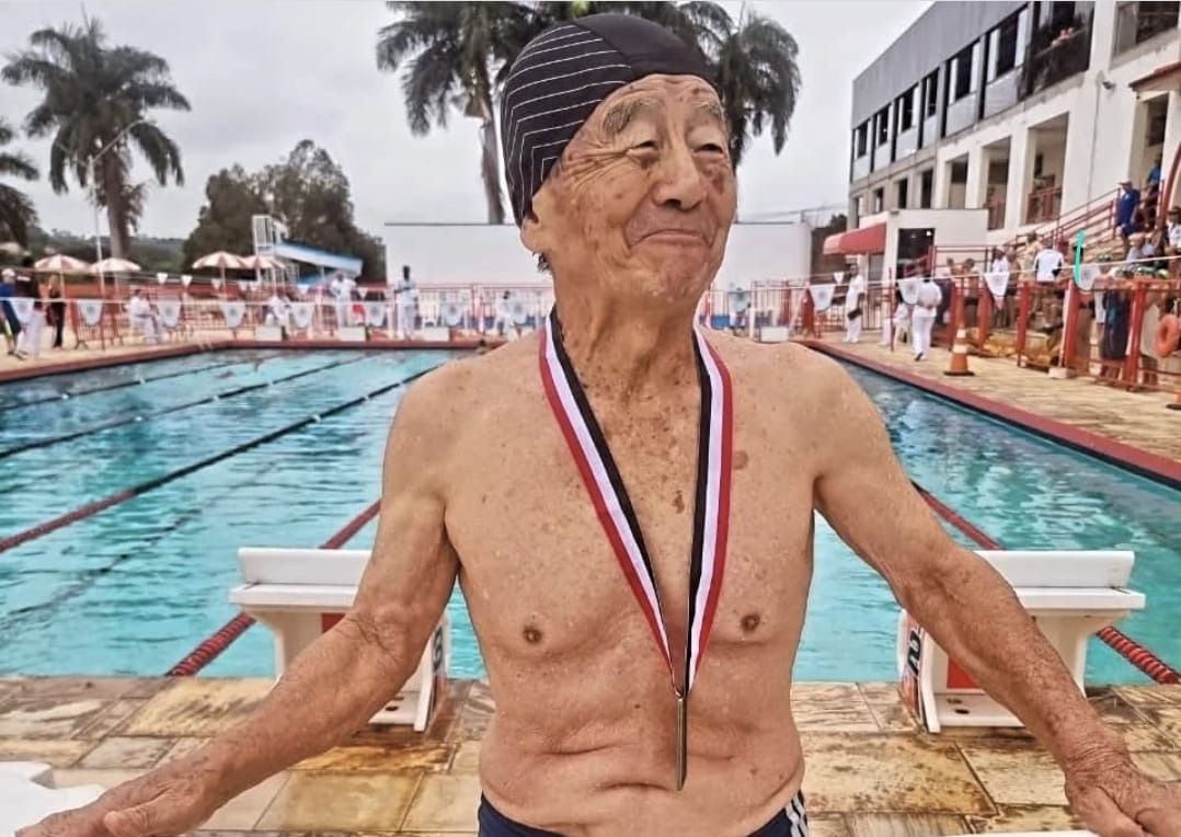 O nadador Kenji Shimizu, de 91 anos, um dos atletas mais experientes e inspiradores do torneio