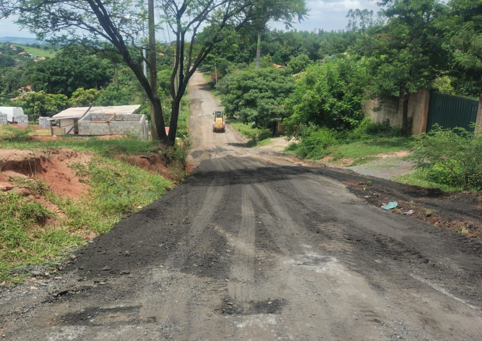 Material aplicado evita lama na chuva e poeira no seco.