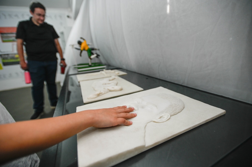 O museu também passa a comportar um acervo tátil, com esculturas e quadros em 3D, para permitir que pessoas com deficiência visual explorem a história do esporte pelo tato  