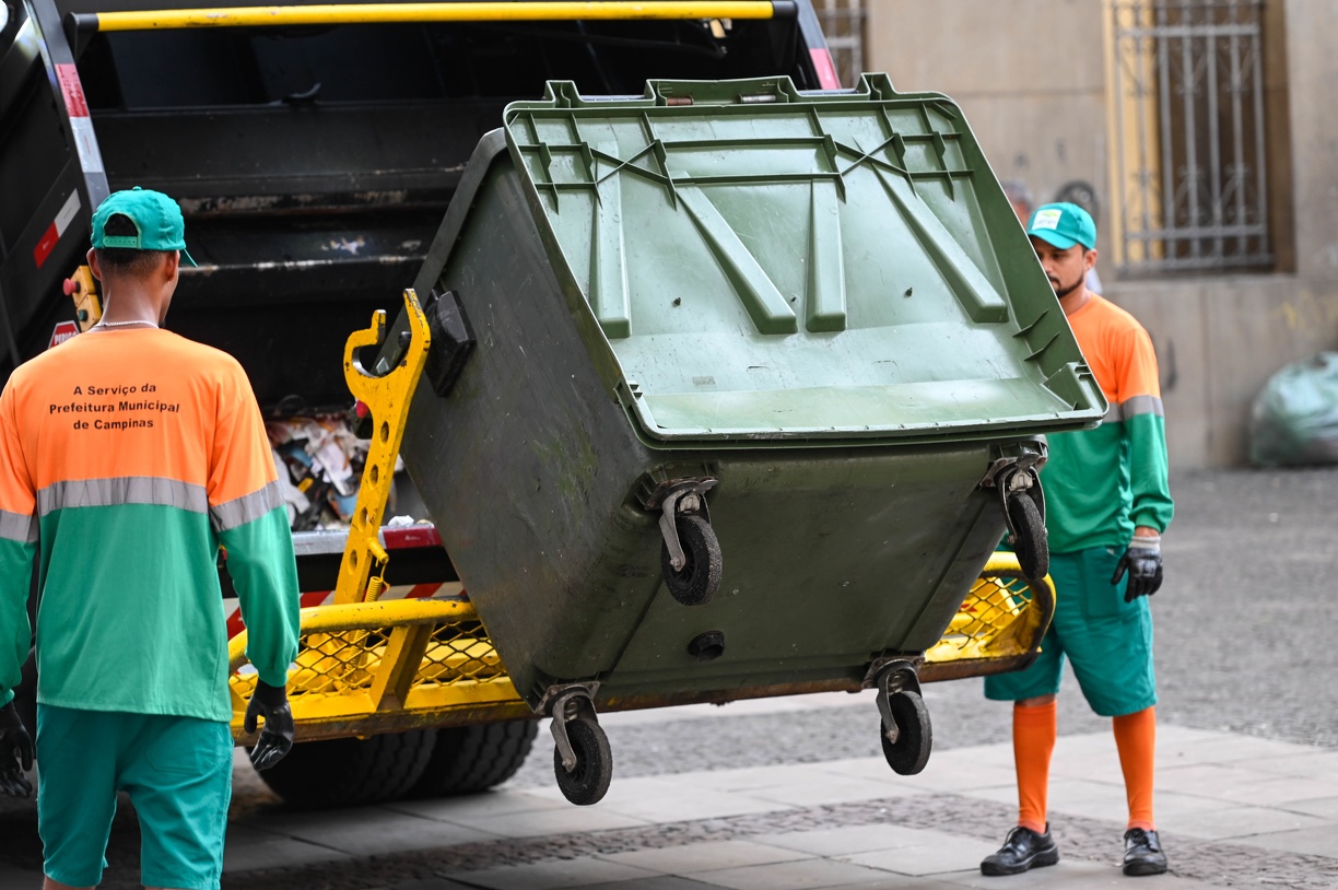 Nos dias 24 e 26 de dezembro os serviços de coleta de lixo funcionam normalmente, com interrupção apenas no dia 25 de dezembro. 