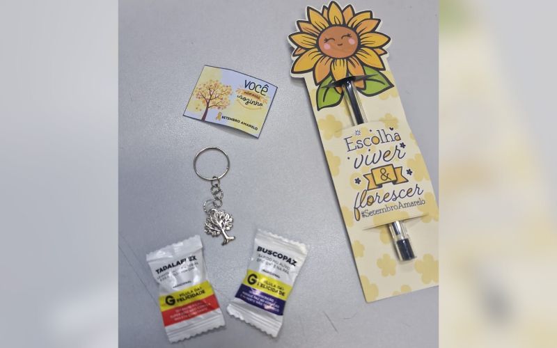 Participantes receberam brindes, como doces que fazem alusão a medicamentos para a saúde mental