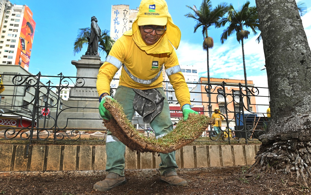 O jardim ao redor da estátua de Carlos Gomes também foi recuperado