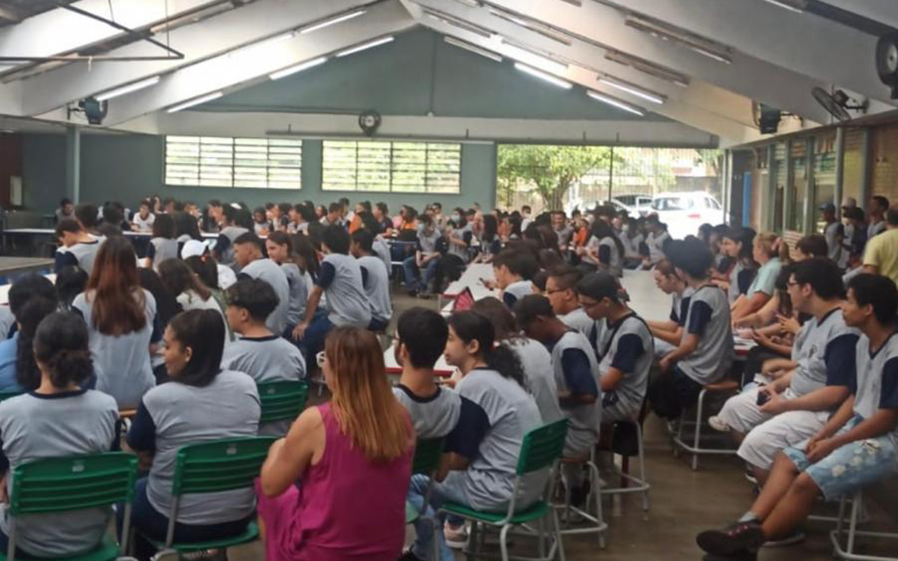 Palestra para alunos da região do Ouro Verde destacou o perigo representado pelo álcool e outras drogas