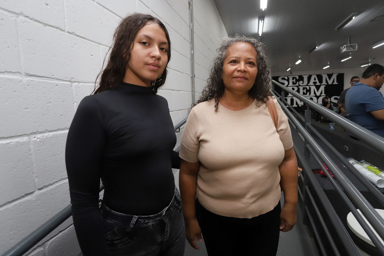 Isabela, acompanhada pela avó Valdete, foi em busca do primeiro emprego:  "Iniciativas como o Feirão ajudam bastante a conquistar esse objetivo."