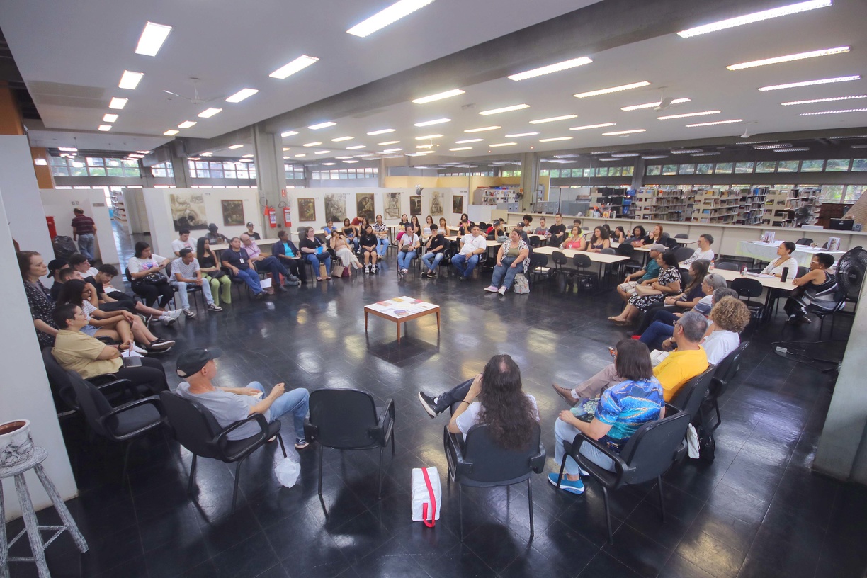 É importante chegar com antecedência para garantir acomodação